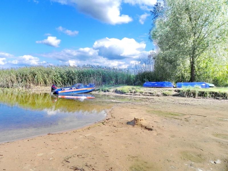 Озеро, лодки