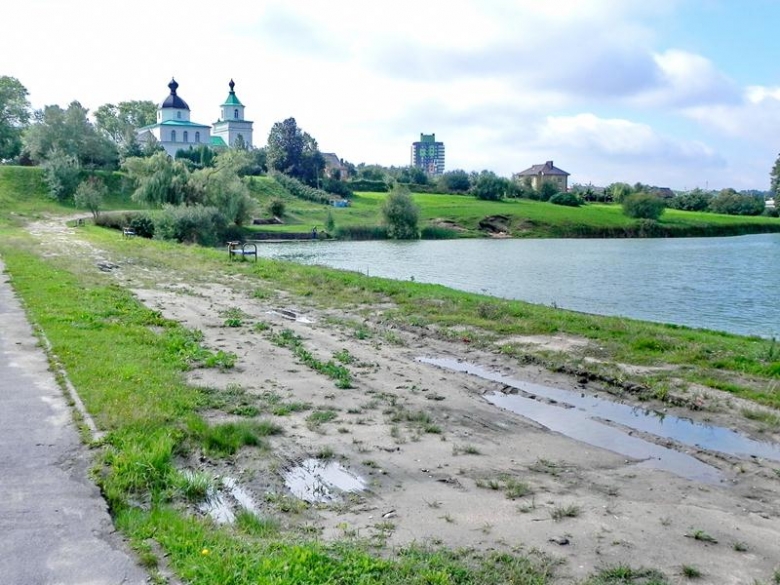 Церковь на реке