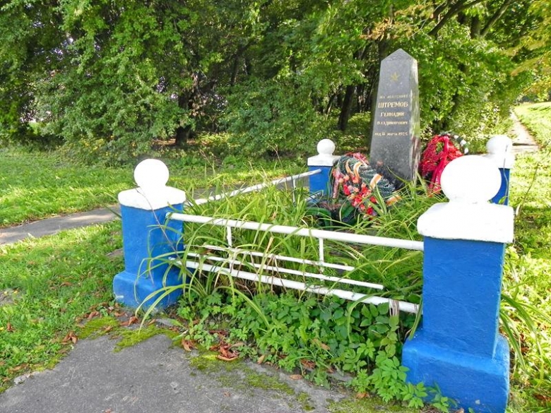 Могила погибшего офицера